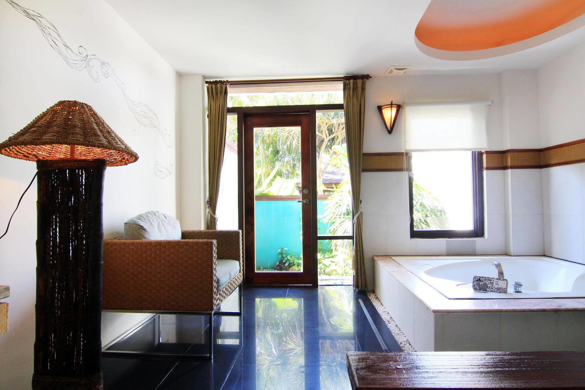 Palm Villa Guesthouse Nantou Екстериор снимка